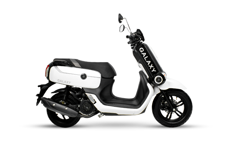 Moto scooter GALAXY 150 de color blanco