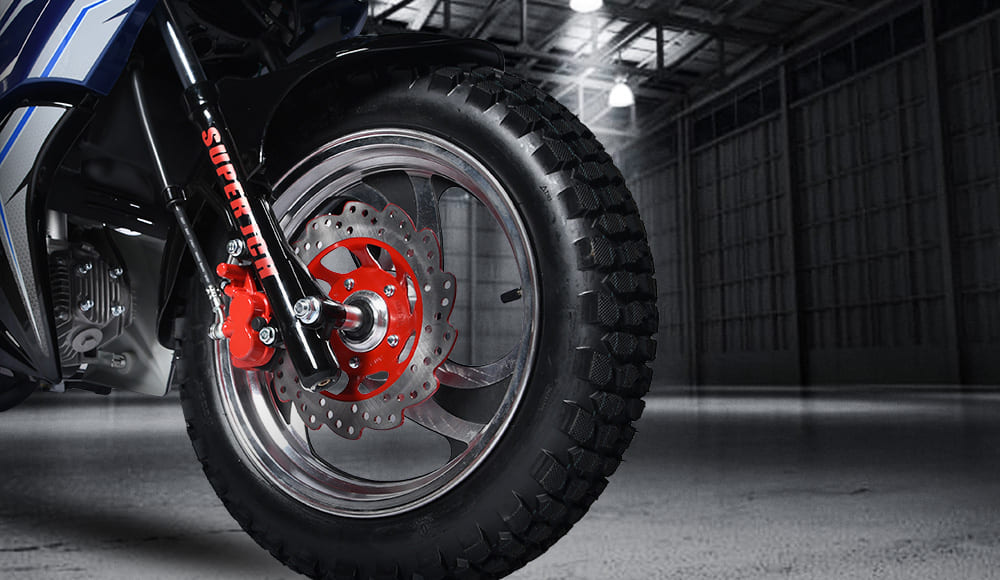 Moto cub BLITZ 110 cuenta con llantas doble proposito