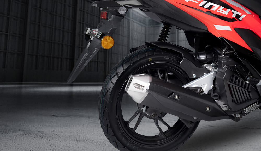 Moto scooter INFINITY 150 cuenta con llantas pisteras