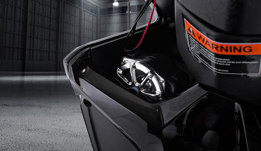 Moto scooter INFINITY 150 cuenta con parlantes decorados